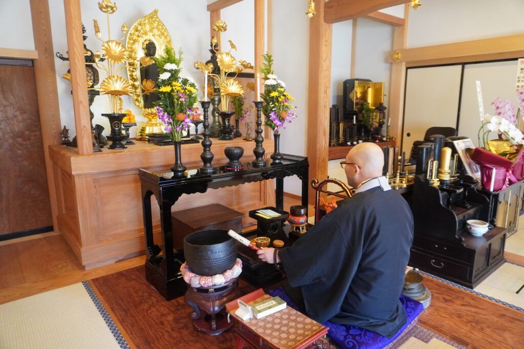 お勤めの様子